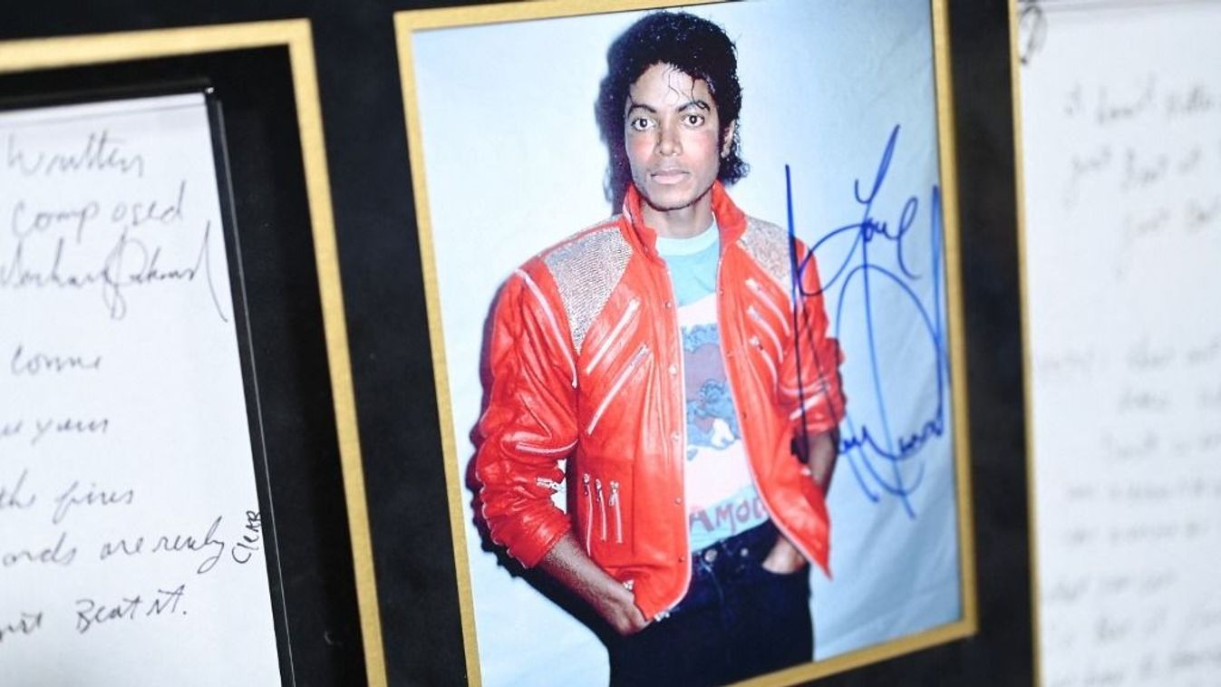 Michael Jackson's iconic Thriller jacket up for sale in London
 aláírás autogram