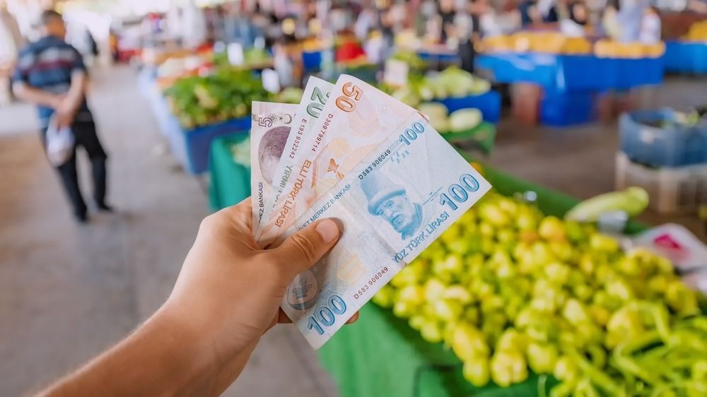 Turkish,Lira,Banknotes,In,Hand,Against,The,Background,Of,Vegetables