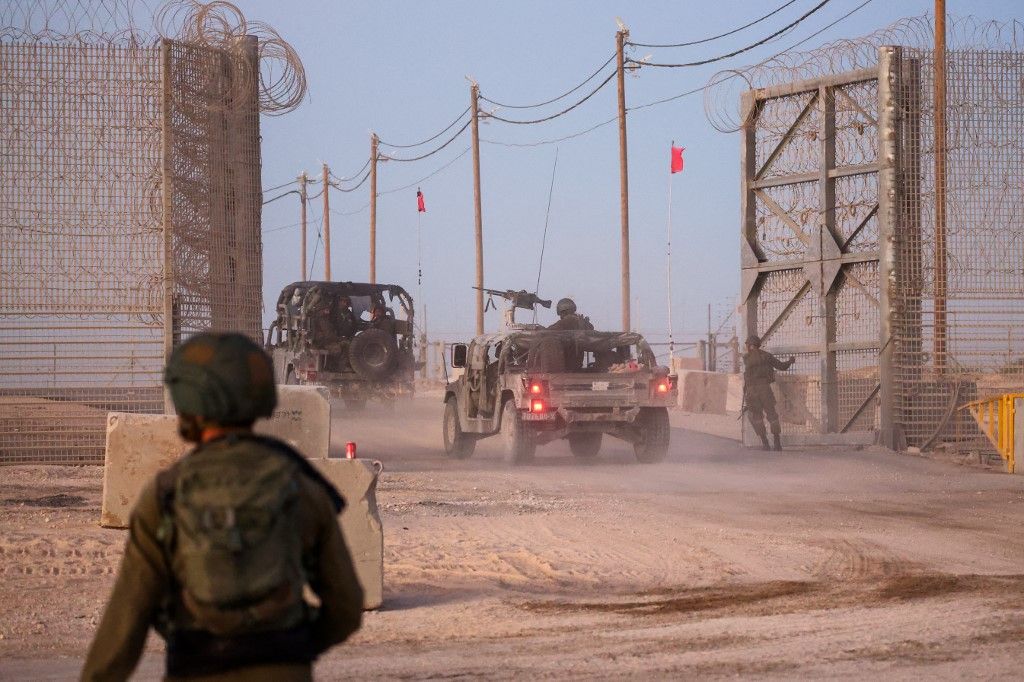 . A Hamász csak hosszú távú tűzszüneti garanciáért hajlandó beszüntetni a harcokat, Izrael azonban kitart amellett, hogy végez a terrorszervezettel. Israeli soldiers patrol along the Israel-Gaza border area on October 21, 2024, amid the ongoing war between Israel and the Hamas militant group. (Photo by Jack GUEZ / AFP)