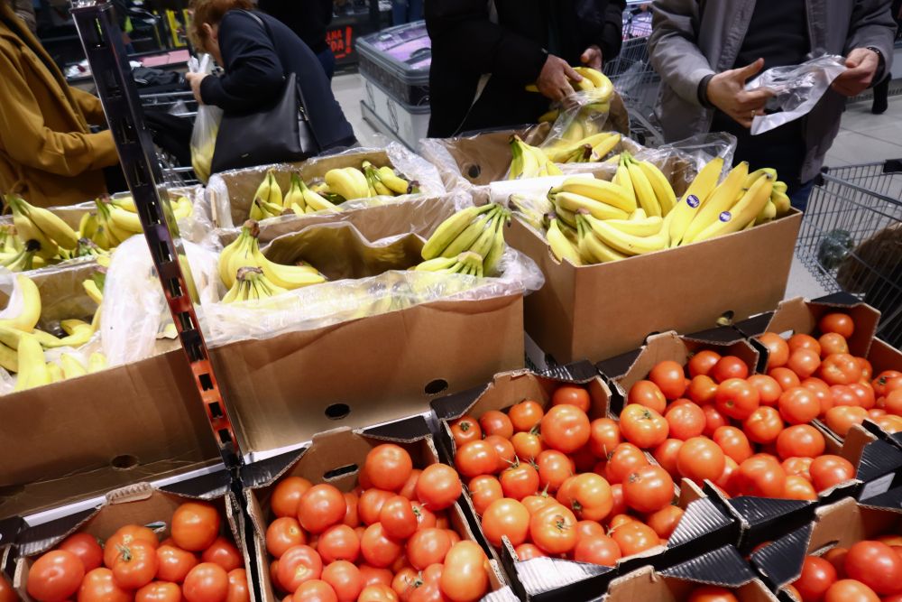 Nis,,Serbia,,February,03,,2019:,Customers,Choose,Bananas,To,Buy