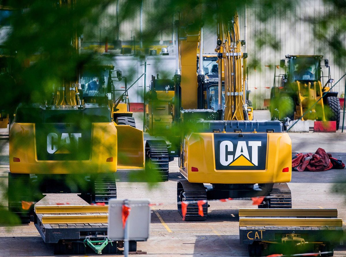  Caterpillar, Gosselies, 2016. szeptember 2.Caterpillar földmunkagépek az amerikai cégcsoportnak a belgiumi Gosselies-ben működő gyára területén 2016. szeptember 2-án. A vállalat ezen a napon bejelentette, hogy átcsoportosítás miatt bezárja a mintegy kétezer dolgozót foglalkoztató gosselies-i üzemét. (MTI/EPA/Stephanie Lecocq)