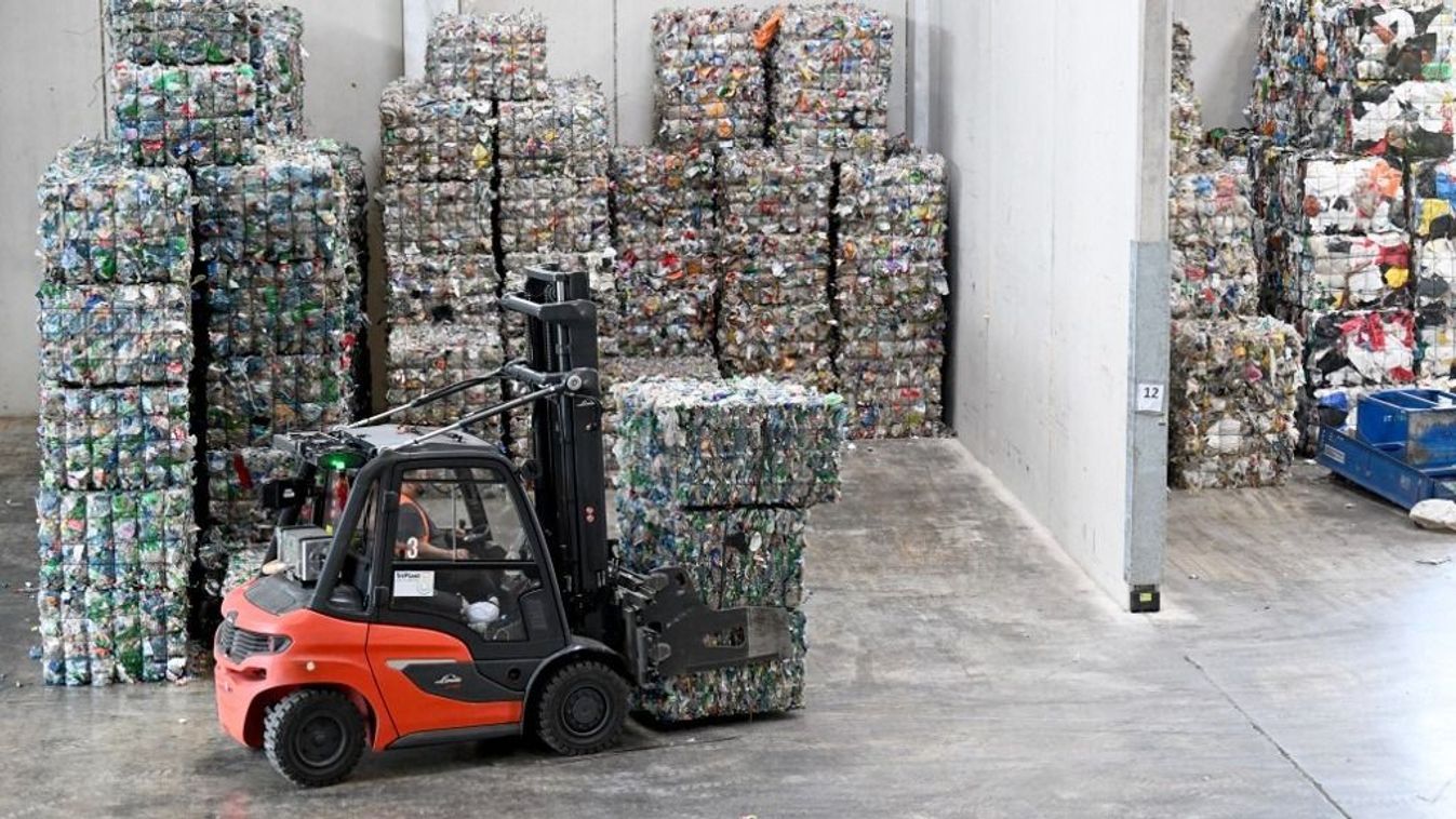 ++ THEME PICTURE ++ AUSTRIA'S LARGEST PACKAGING SORTING PLANT OPERATES IN ENNS - WASTE MANAGEMENT / PLASTICS RECYCLING / PLASTICS / ENVIRONMENT műanyag