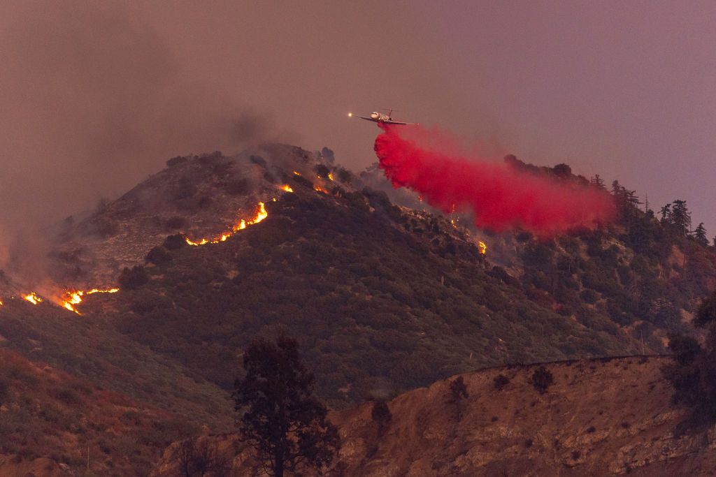 időjárási katasztrófák sújtják a világot.

Bridge Fire Burns In Southern California
GLENDORA, CALIFORNIA - SEPTEMBER 10: An air tanker makes a fire retardant drop as the Bridge fire explodes in size from 2,995 acres to 46,727 acres in single day, racing up the San Gabriel Mountains toward the ski resort community of Wrightwood, on September 10 2024 near Glendora, California. The fire is incinerating the Sheep Mountain Wilderness and is also threatening Baldy Village, in the Mount Baldy area, to the east. Heatwave conditions have been fueling extreme fire behavior at multiple large wildfires in Southern California.  (Photo by David McNew/Getty Images)