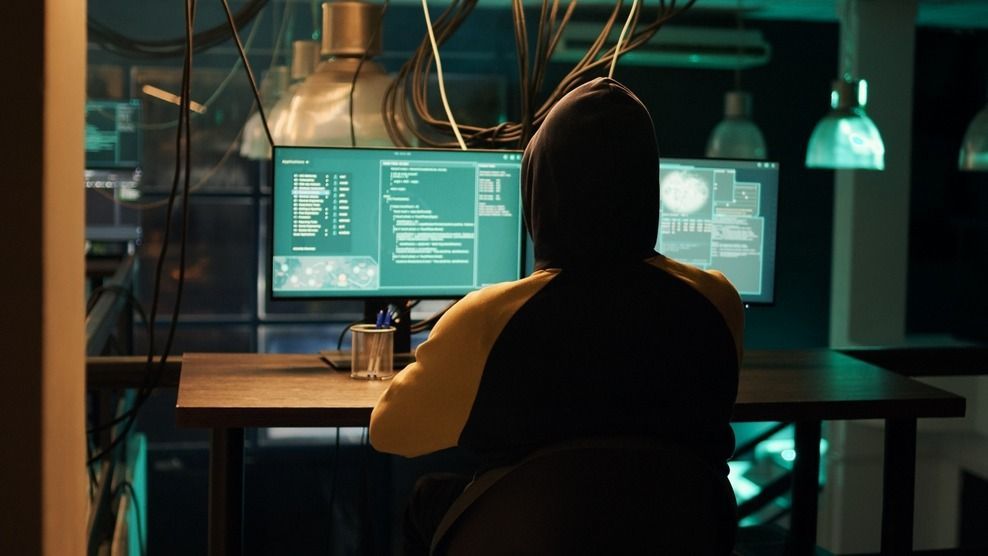 Hackers,Using,Network,Vulnerability,To,Exploit,Security,Server,,Trying,To allianz