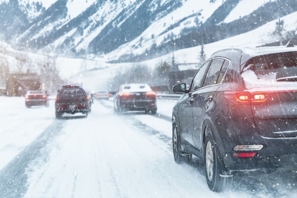 Scenic,View,Snow,Covered,City,Highway,Slippery,Mountain,Alpine,Road
havazás