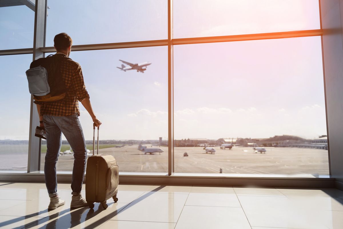 Serene young man watching plane before departure
repülőjegy