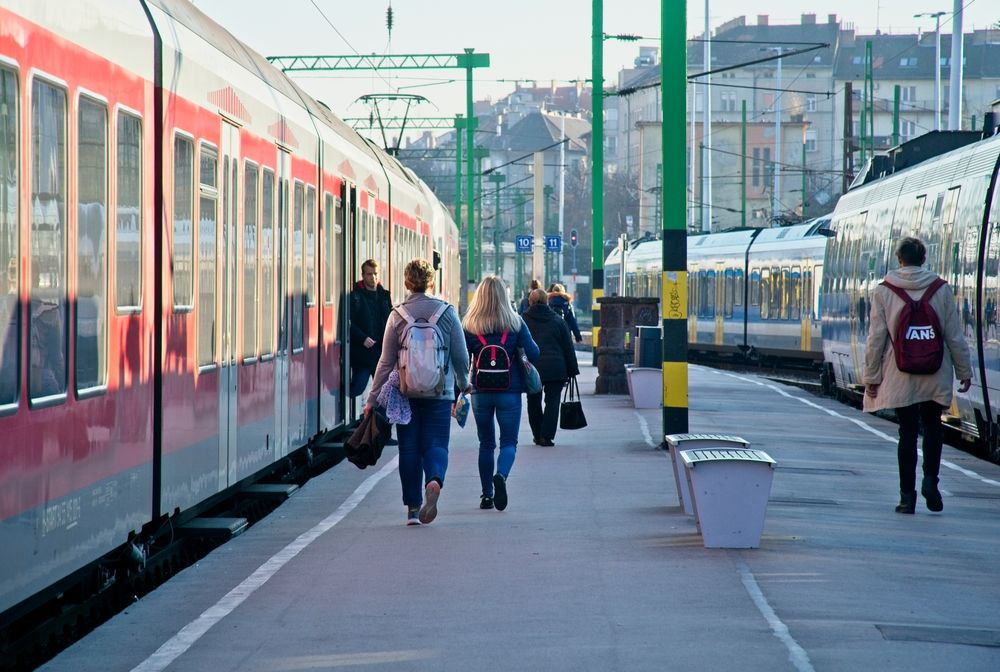 Budapest,,Hungary,-14,November,2022:trains,At,The,Platform,Station,,People, déli pályaudvar