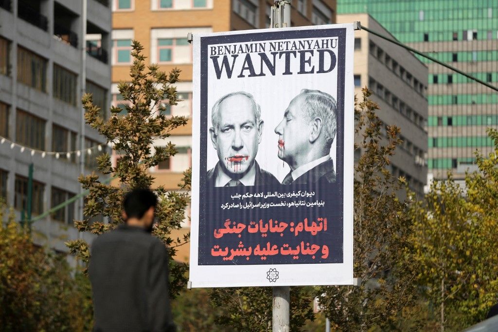 A Nemzetközi Büntetőbíróság elfogató parancsa az izraeli miniszterelnök ellen a politikai részrehajlóság vádjainak özönét zúdította az intézményre Iran hang posters in Tehran after ICC's arrest warrants for Israel's Netanyahu and Gallant