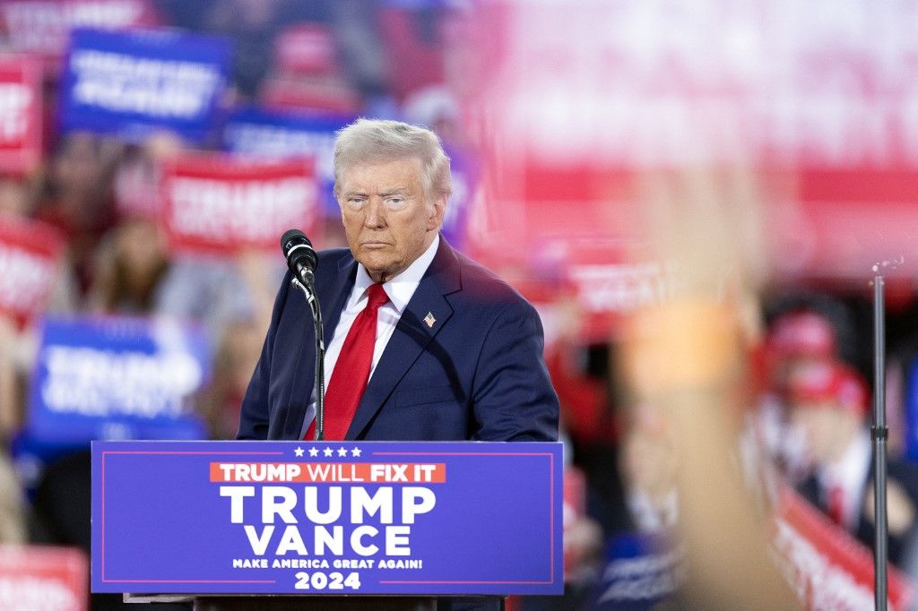 Former US President and Republican presidential candidate Donald Trump speaks during a campaign rally at the J.S. Dorton Arena in Raleigh, North Carolina, on November 4, 2024. Bitter rivals Kamala Harris and Donald Trump embark on a final frenzied campaign blitz Monday with both hitting must-win Pennsylvania on the last day of a tight and volatile US presidential election campaign. (Photo by Ryan M. Kelly / AFP) Trump vámjai