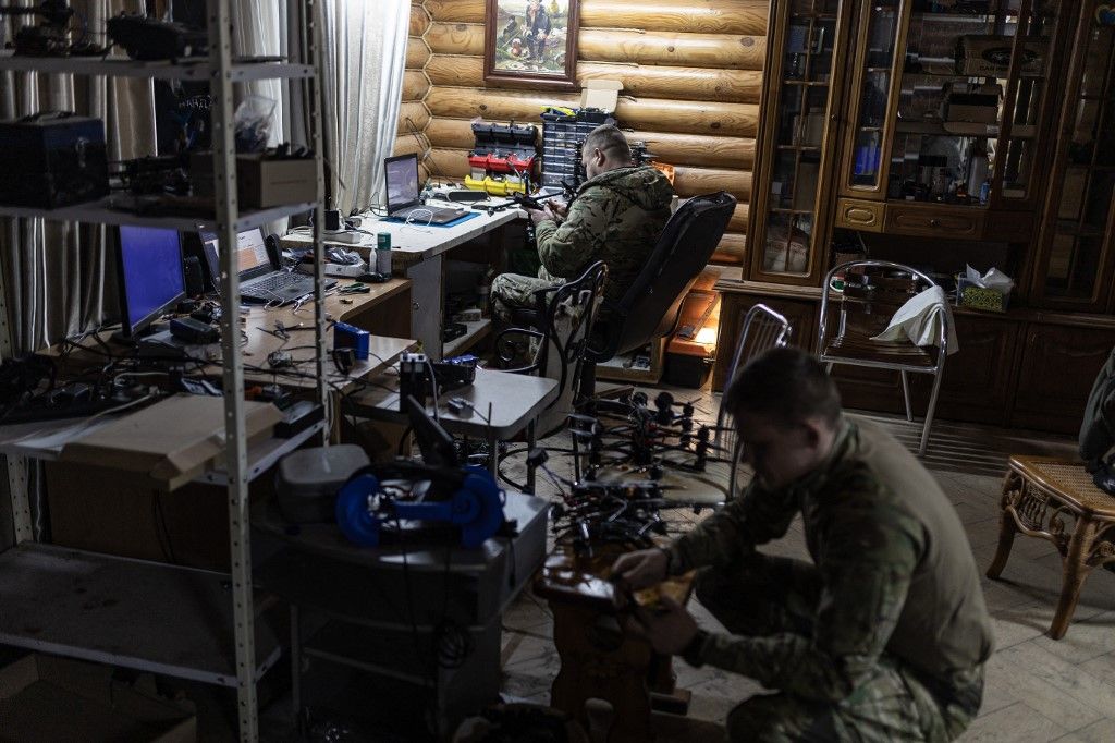 Ukrainian soldiers prepare and repair combat drones in Donetsk amidst Russia-Ukraine war, ukrajna