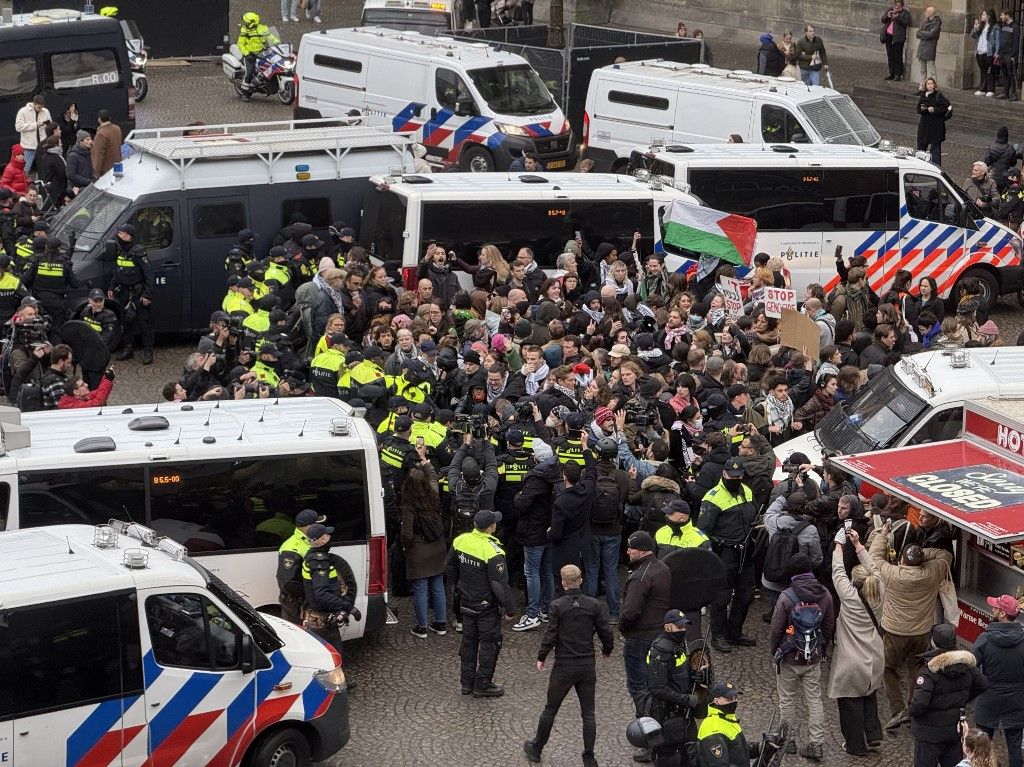 Harsh police intervention against pro-Palestinian supporters in Amsterdam