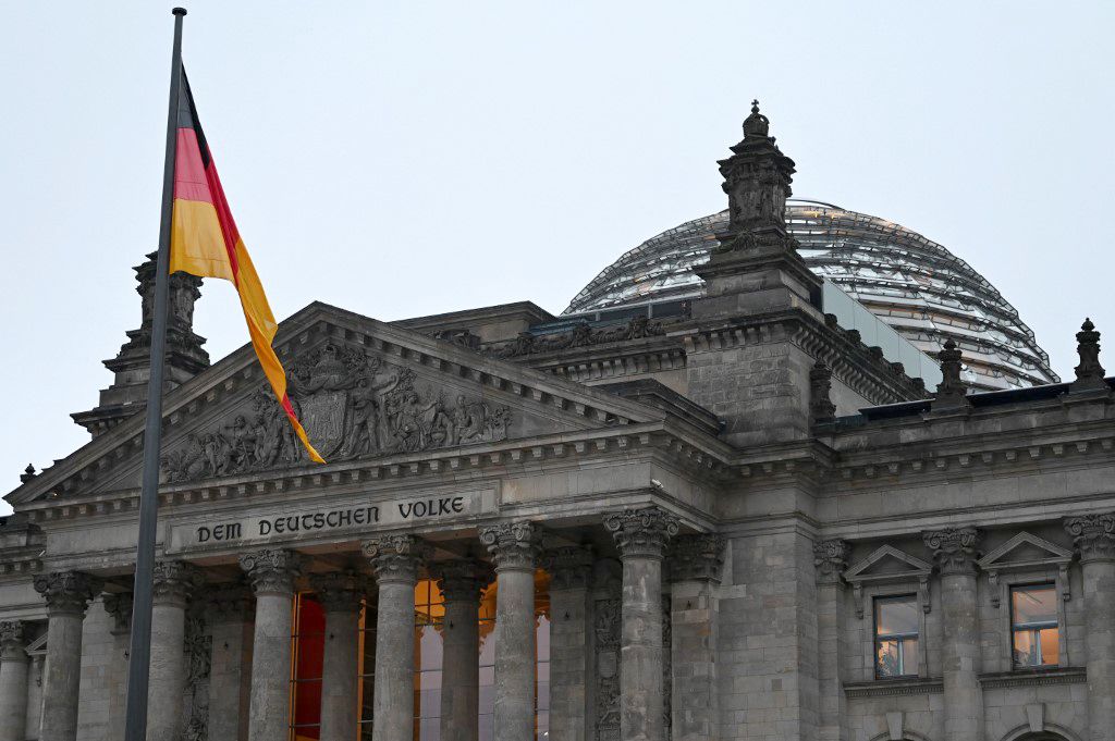 szilveszter, Reichstag building in the morning