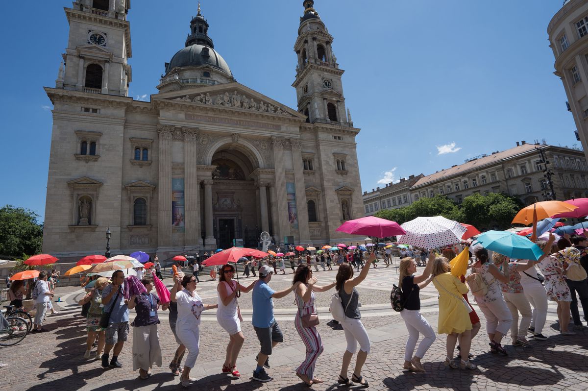 HUNGARY-BUDAPEST-TOUR GUIDES-FLASHMOB