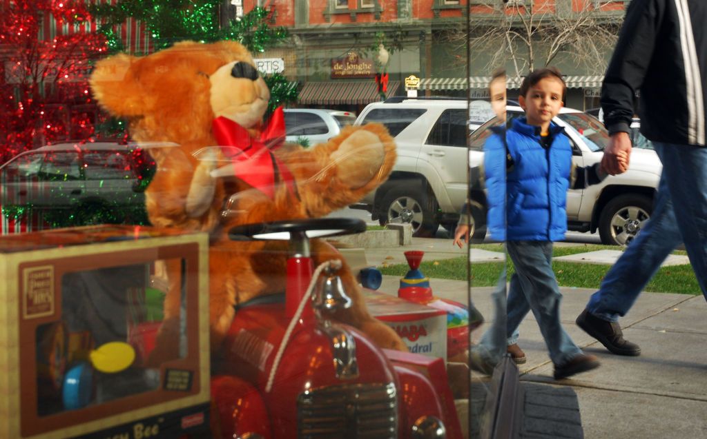 Albany Times Union
Times Union staff photo by John Carl D'Annibale   4-year-old Brandon Karam's attention is drawn to a holiday display at G.Willikers toy store on Broadway in Saratoga Springs, Wednesday afternoon November 29, 2006, as he walks with his father George Karam, at right.  FOR DEMING STORY (Photo by John Carl D'Annibale /Albany Times Union via Getty Images) Trump vámjai