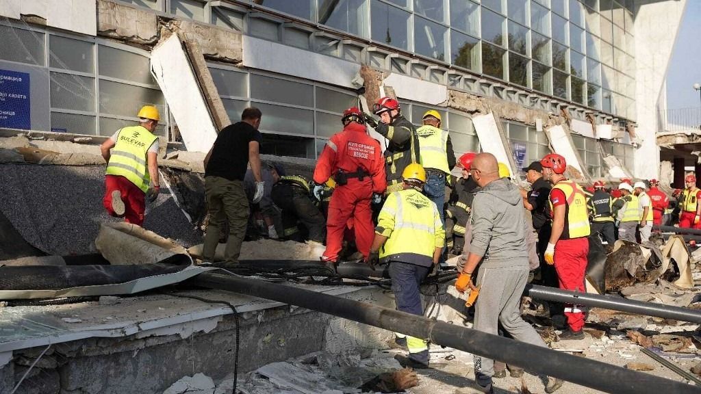 újvidéki tragédia, vasútállomás, áldozatok, gyásznap, Collapse of concrete roofing of train station in Serbia kills 8 people