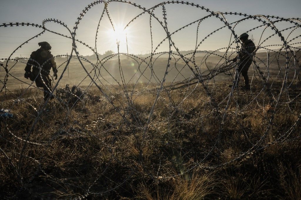 This handout photograph taken and released by the Press service of the 24th mechanized brigade named after King Danylo of the Armed Forces of Ukraine on October 30, 2024 shows engineers of the 24th mechanized brigade named after King Danylo installing razor wire along the frontline in the Donetsk region, amid the Russian invasion in Ukraine. (Photo by Press service of the 24th mechanized brigade named after King Danylo / AFP) / RESTRICTED TO EDITORIAL USE - MANDATORY CREDIT "AFP PHOTO /24th mechanized brigade named after King Danylo of the Armed Forces of Ukraine " - NO MARKETING NO ADVERTISING CAMPAIGNS - DISTRIBUTED AS A SERVICE TO CLIENTS