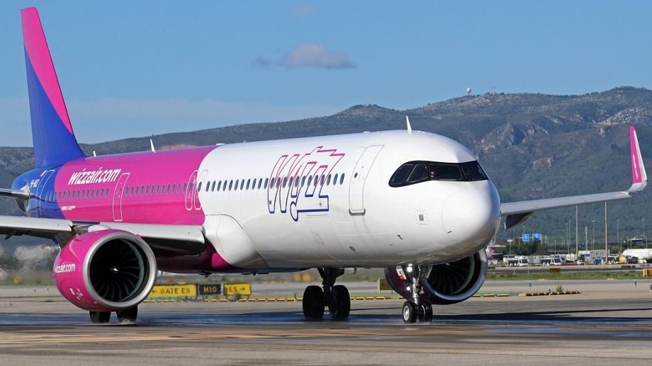 Barcelona airport aircraft on the runway