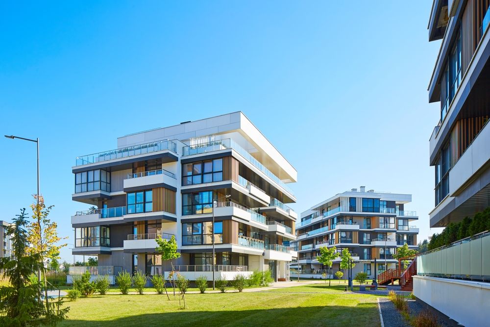 New,Modern,Block,Of,Flats,In,Green,Area.,Residential,Apartment
ingatlanpiac