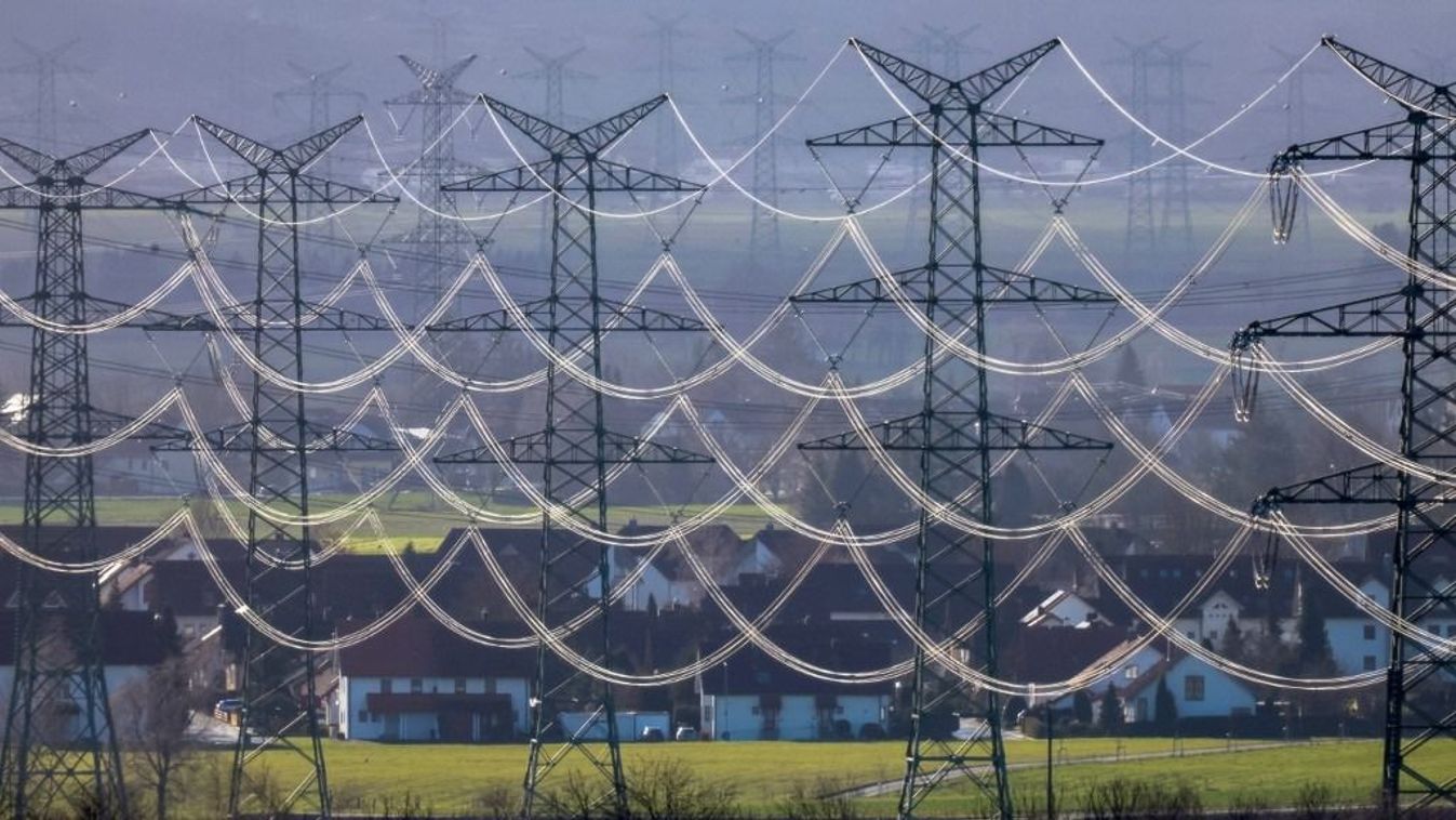 Az áram ára sose volt olyan magas Németországban, mint Olaf Scholz baloldali koalíciója hétfői várható parlamenti bukása előtti napokban Power lines