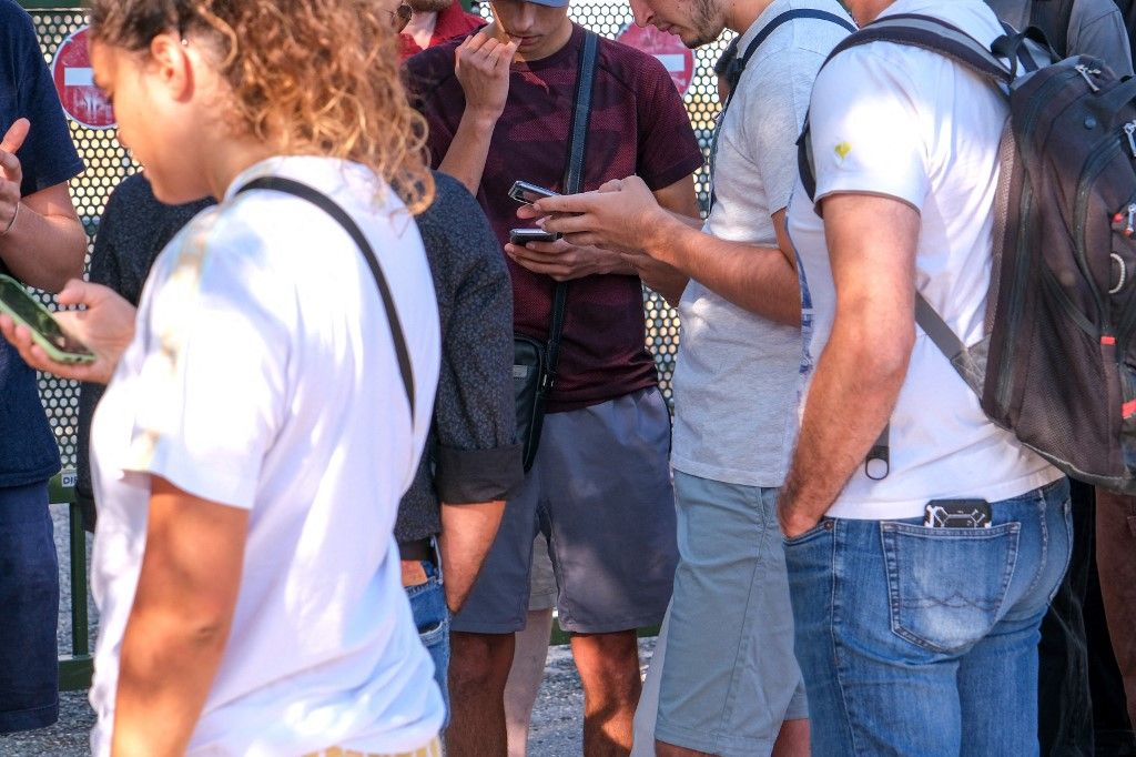 FRANCE - DAILY LIFE - YOUTH - SMARTPHONE - ADDICTION - ILLUSTRATION absztinencia
