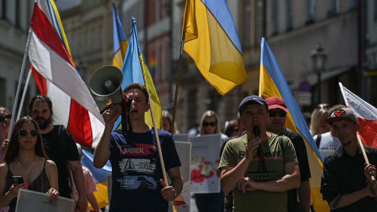 Protest NATO Close The Sky In Krakow ukrán menekült