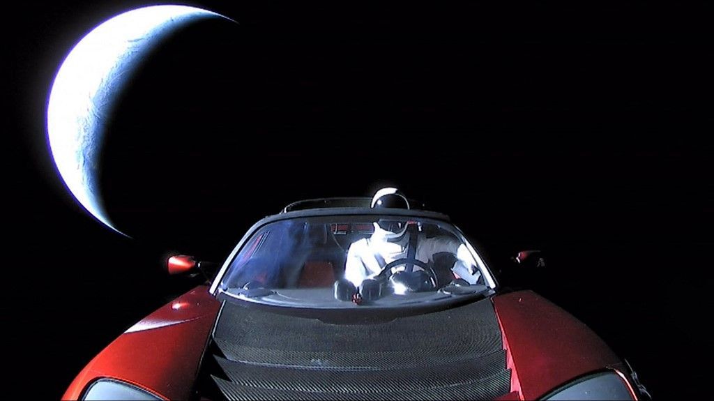 Nem tartozik a problémás elektromos autók közé az a Tesla Roadster, amelyet Elon Musk 2018-ban küldött űrutazásra /  Fotó: Leemage via AFP
