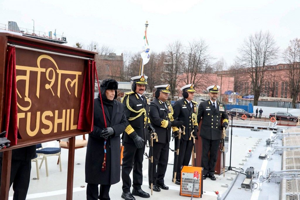  India védelmi minisztere december 9-én végignézte országa legújabb haditengerészeti hajójának üzembe helyezését egy kalinyingrádi hajógyárban, 