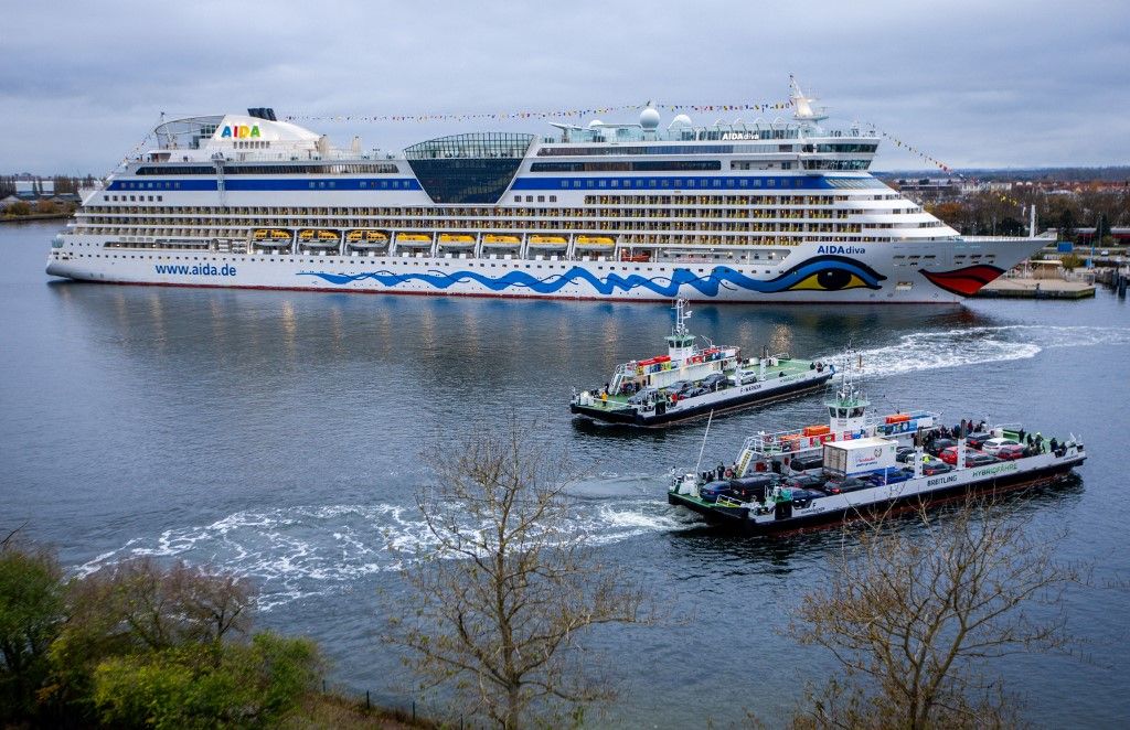 Warnow ferries on the sea canal
hajóút