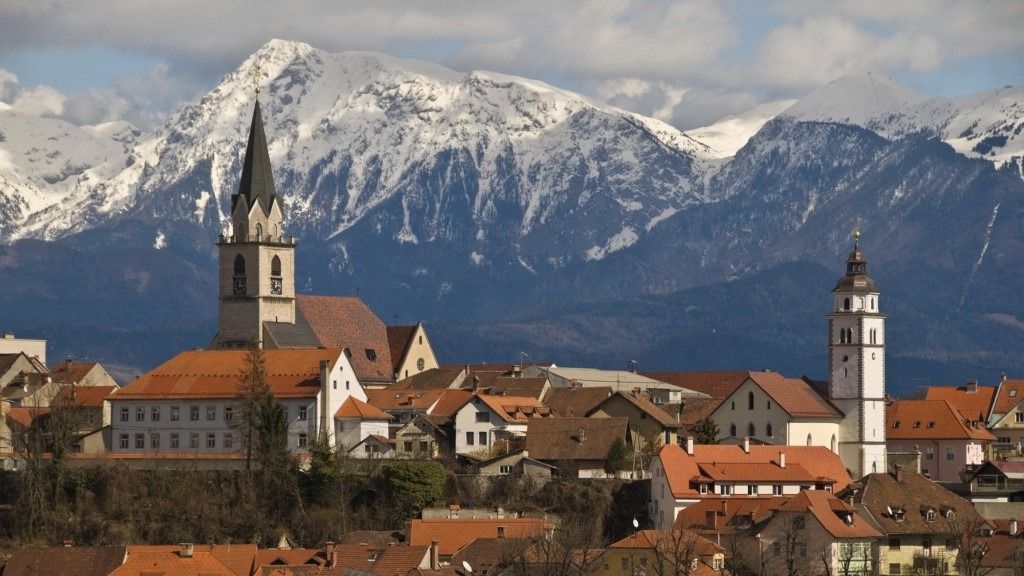 St. Cantianus Church in the foreground and the Kamnik Alps behind, Kranj, Slovenia, Europe
