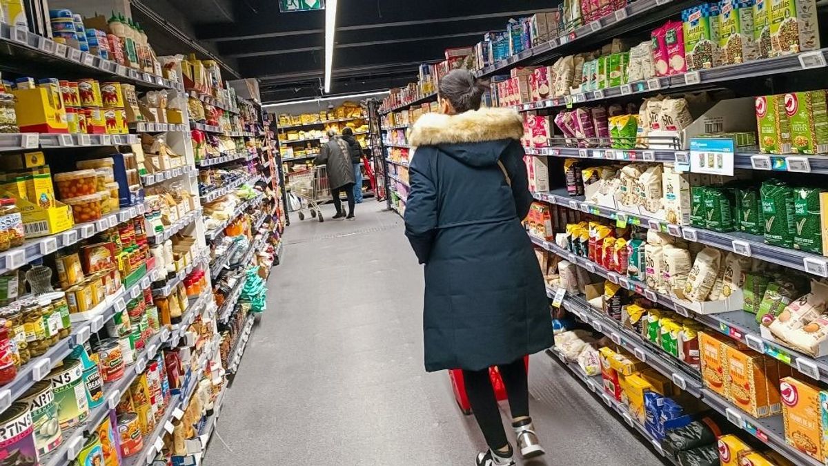 A nagy élelmiszerláncok többsége nyitva tartja üzleteit december 24-én délig