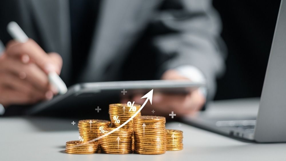 Businessman,Collecting,Coins,With,Profit,Chart,Analysis,Business,Growth,,Profit növekedés, előrejelzés, ensz