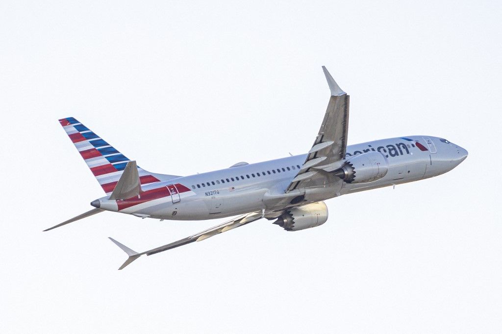 American Airlines Boeing 737 MAX-8 Departing