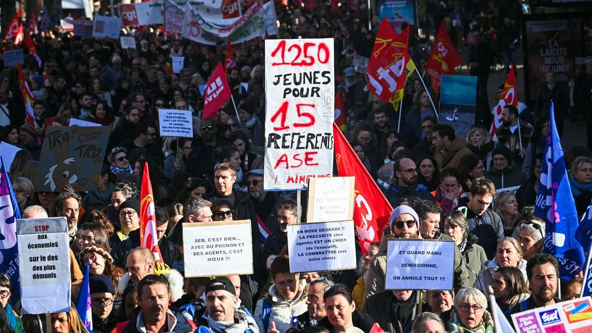 Hiába bukott meg a kormány, sztrájkolnak a közszféra dolgozói Franciaországban