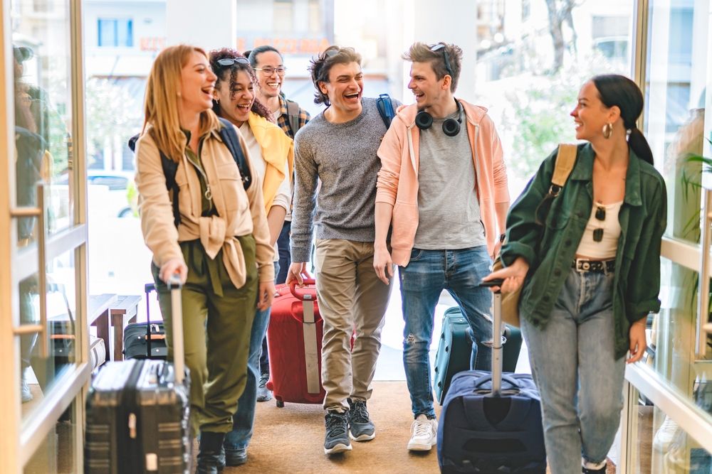 Group,Of,University,College,Tourist,Walking,Inside,The,Hotel,With,  Befektetői szempontból több módon is meg tudjuk lovagolni a kijózanodási hullámot.