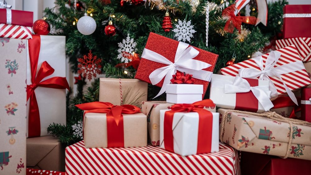 Gift,Boxes,Under,A,Contemporary,Christmas,Tree,In,A,Home,
karácsonyi ajándék