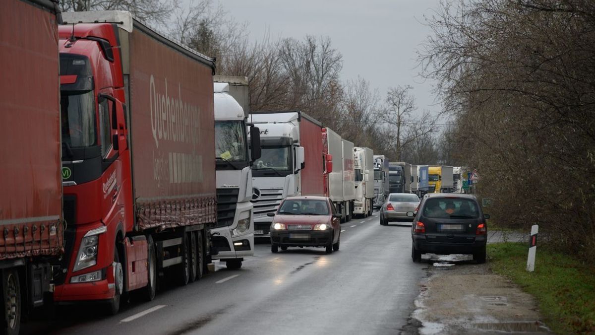 Káosz Röszkénél, befelé lezárták a közúti határátkelőt 