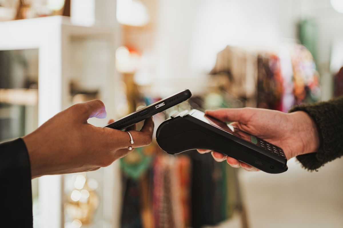Close,Up,Shot,Of,Young,Woman,Paying,Contactless,On,A