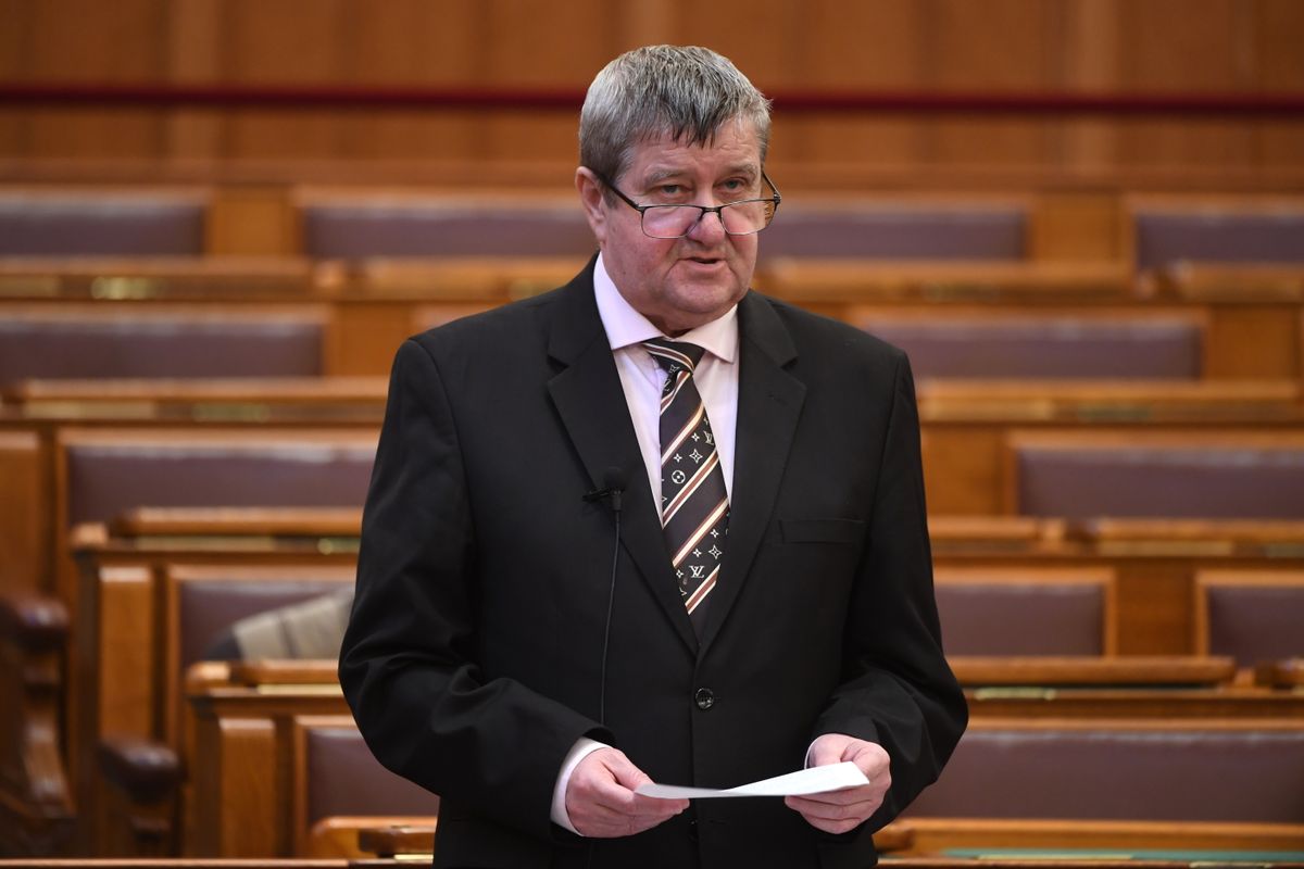 TÁLLAI András
 Tállai András, a Pénzügyminisztérium parlamenti államtitkára szerint a baloldal adóemelés mellett is eladósítaná a magyar államot.