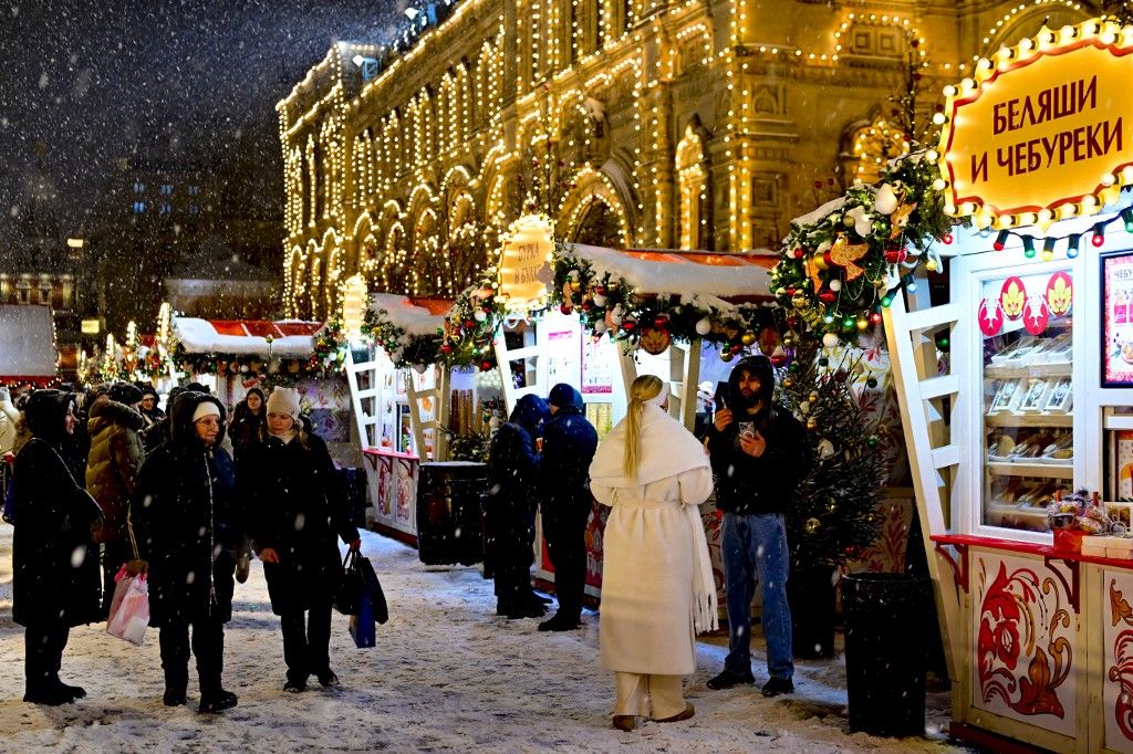 Moscow sparkles with New Year decorations