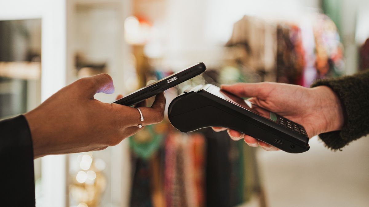 Close,Up,Shot,Of,Young,Woman,Paying,Contactless,On,A