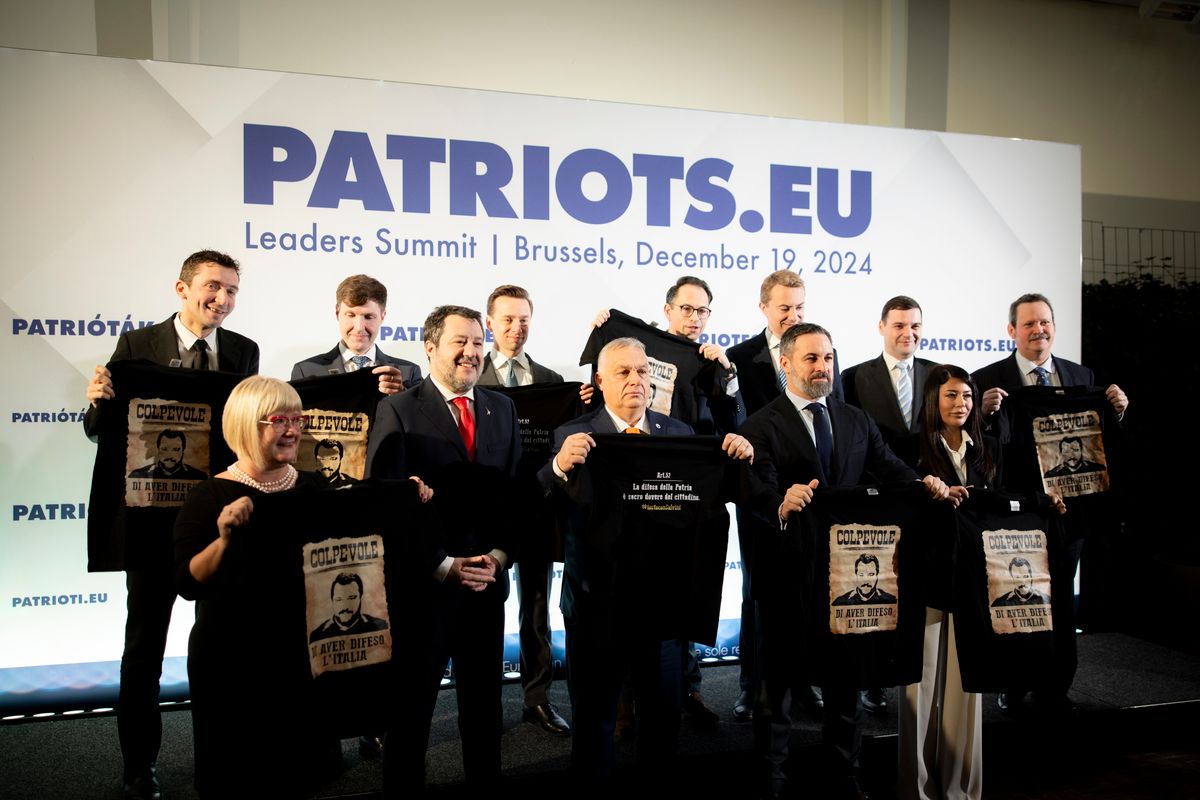 Orbán Viktor miniszterelnök, a Fidesz elnöke (első sor, k), mellette Santiago Abascal, a spanyol Vox párt elnöke (j2), Afroditi Latinopulu, a görög Logika Hangja (Foné Logikés) párt elnöke (j), Matteo Salvini olasz miniszterelnök-helyettes, a Liga párt elnöke (b2) és Gál Kinga, a Patrióták Európáért európai parlamenti képviselőcsoport első alelnöke (b) a Patrióták Európáért pártcsoport vezetőinek találkozóján a brüsszeli Magyar Házban 2024. december 19-én