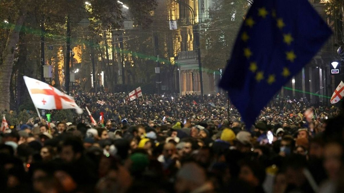 Továbbra is zajlanak a tüntetések, egyre forróbb a helyzet Georgiában
