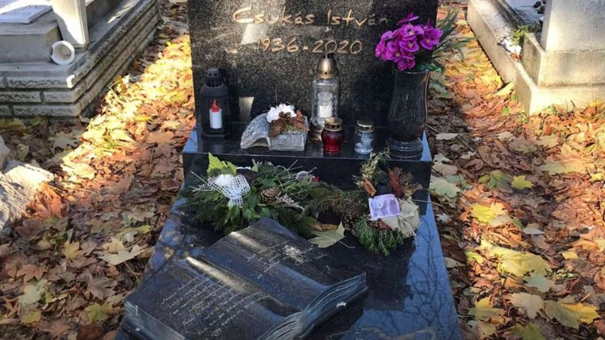 Megrongálták Csukás István síremlékét, ellopták a Süsü-szobrot a sírról