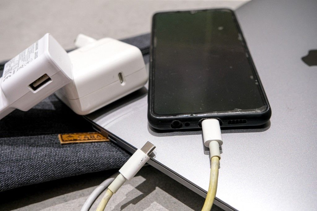 A töltő csatlakozása mától USB-C az EU-ban, de még nem minden eszközre, tehát tájékozódjunk az üzletben, ha ilyet szeretnénk FRANCE-SOCIETY-DIGITAL-TECHNOLOGY