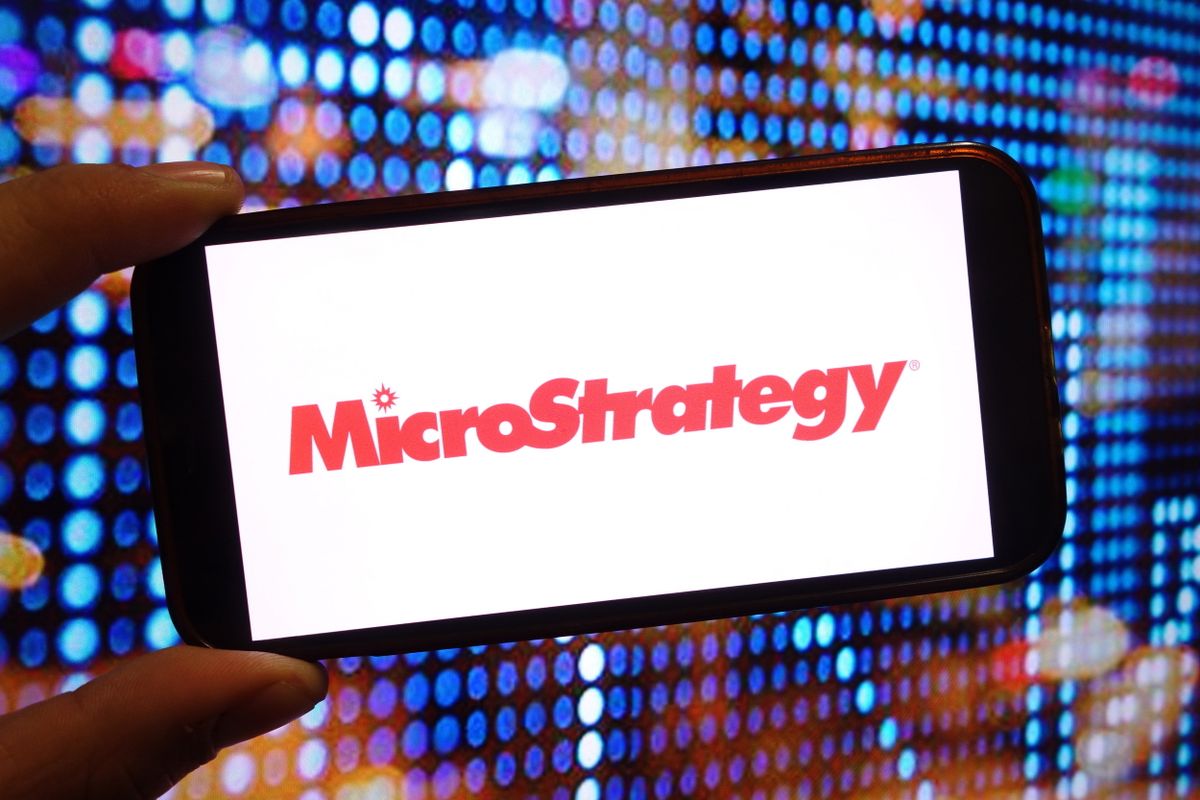 Photo illustration in Poland - 05 Dec 2024, MicroStrategy, bitcoin, kripto, kriptodeviza, árfolyam, token, 
