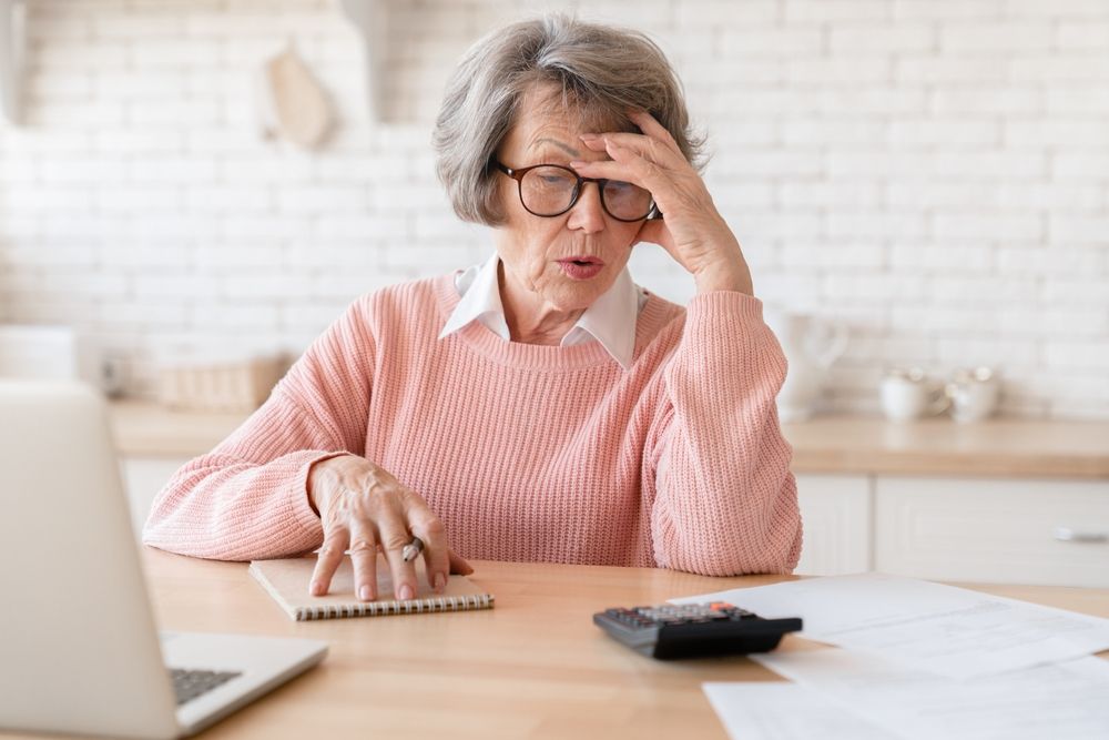 Stressed,Depressed,Desperate,Caucasian,Old,Elderly,Senior,Woman,Grandmother,In
nyugdíjemelés