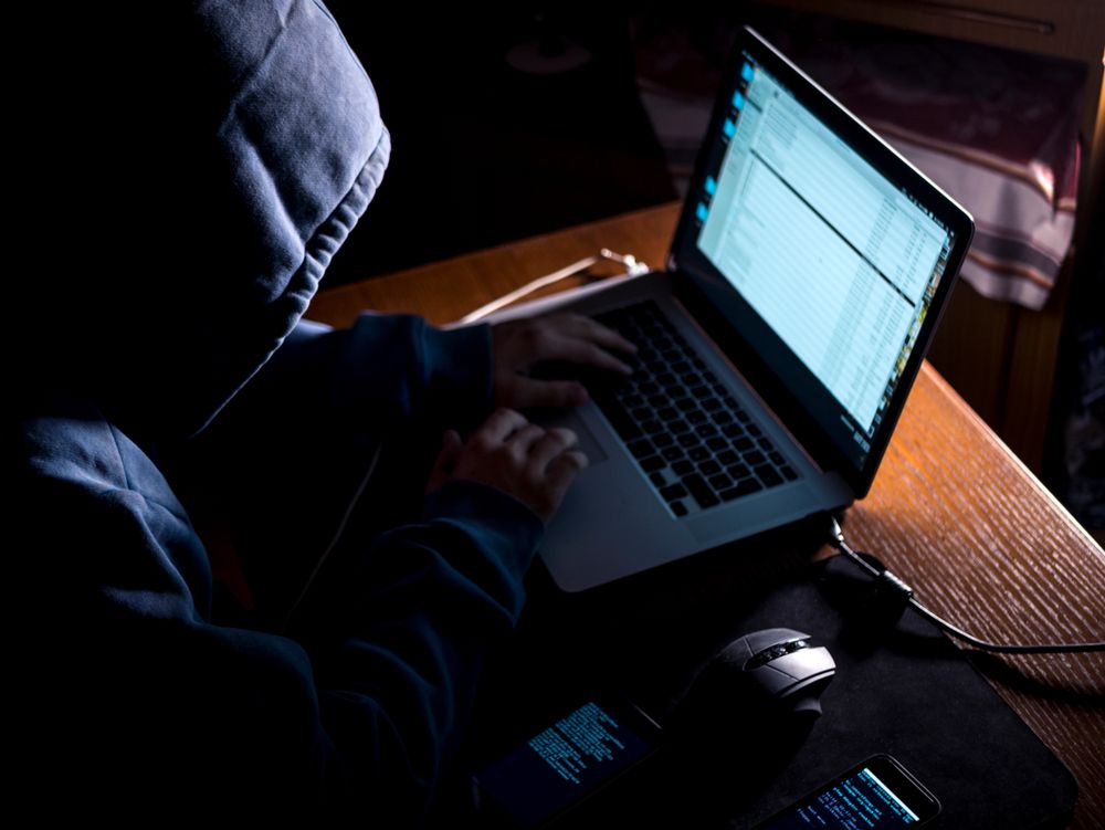 Anonimous,Man,In,The,Hoodie,In,Dark,Studio,Typing,Text
Sikeres az online csalások elleni harc, hatalmas összeget szerzett vissza a hatóság