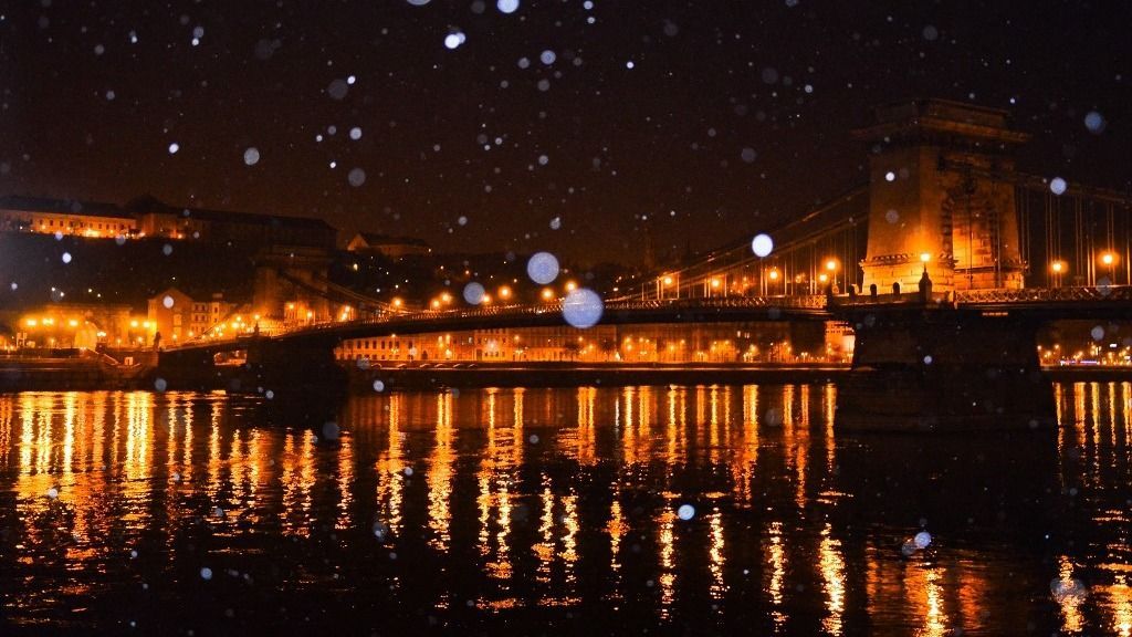 Daily life in Budapest at night
hó