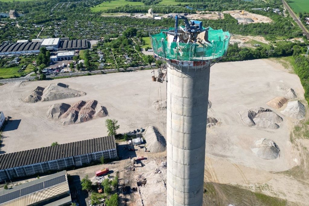 A német gazdaság illusztrációja is lehetne: azt a lipcsei öntődét már szinte lebontották, de még messziről is látszik  Industrial chimney in Leipzig is removed