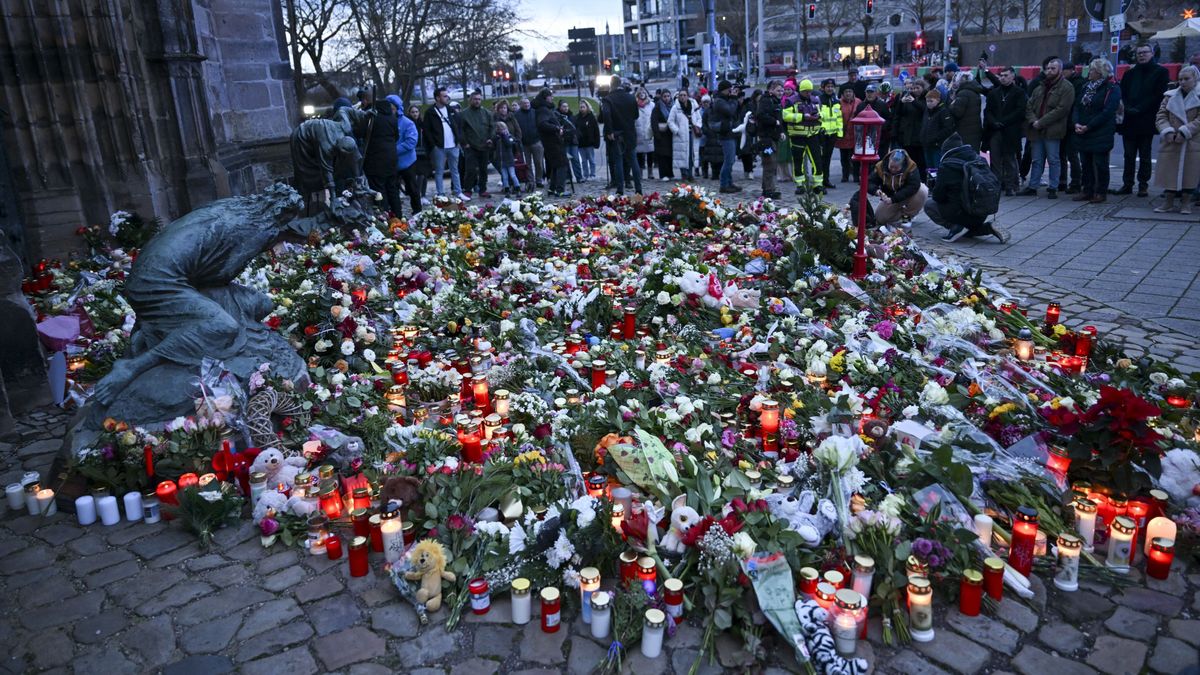 Gyertyák a magdeburgi terrortámadás helyszínén.